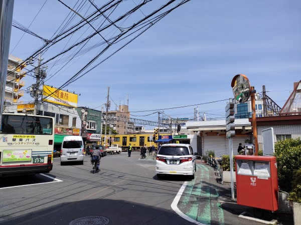 上石神井駅周辺。駅前を南北に走る道路と踏切は、交通量が多い上、大型車両と人、自転車などが混在して通行している。