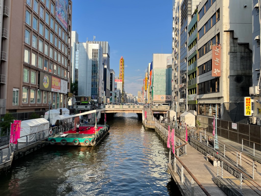 大阪を象徴する河川の道頓堀川もすぐそば