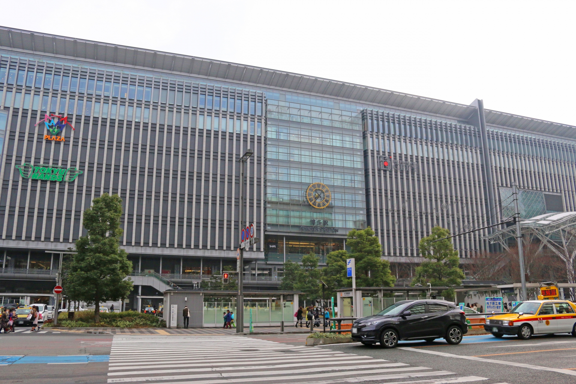 交通の要所としてだけではなく、「アミュプラザ博多」「阪急博多」などが入る駅ビル「JR博多シティ」など、ショッピングエリアとしても人気の博多駅。駅前広場ではイベントが頻繁に開催されている。