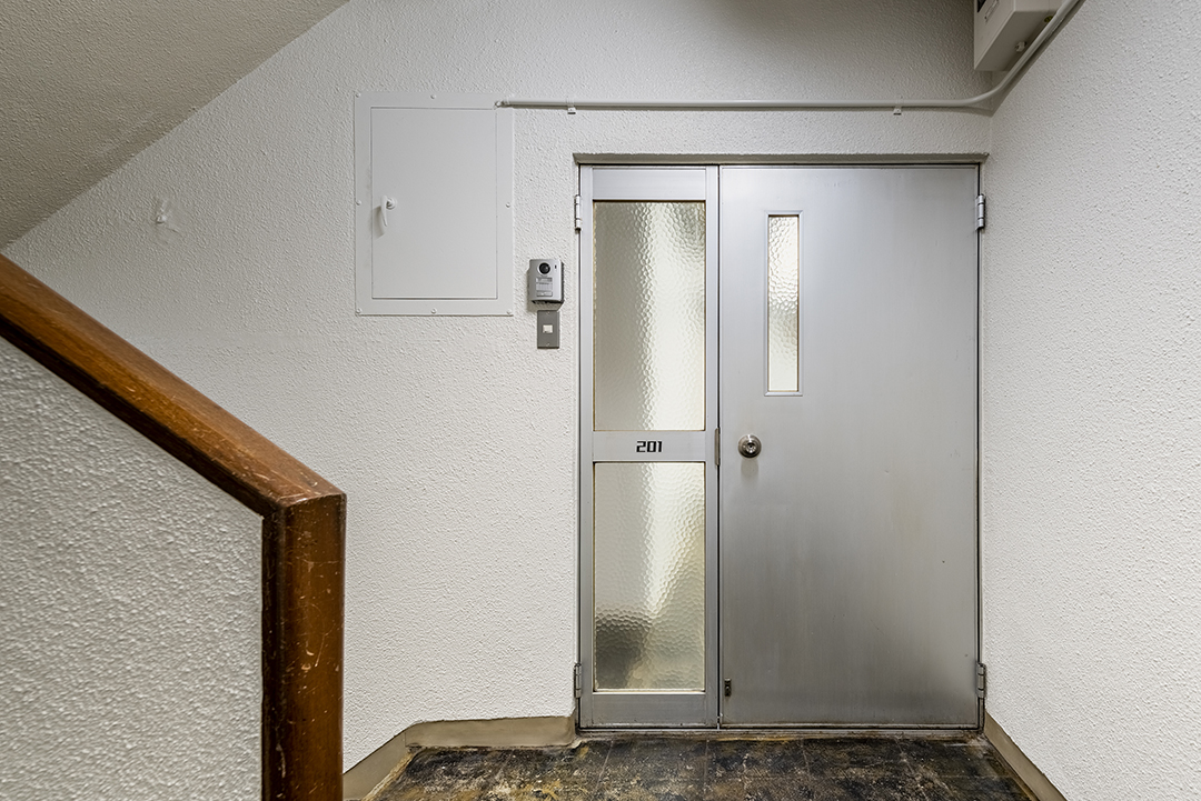 ドア、階段などは古さをそのままに、サインなどで新しさをプラス