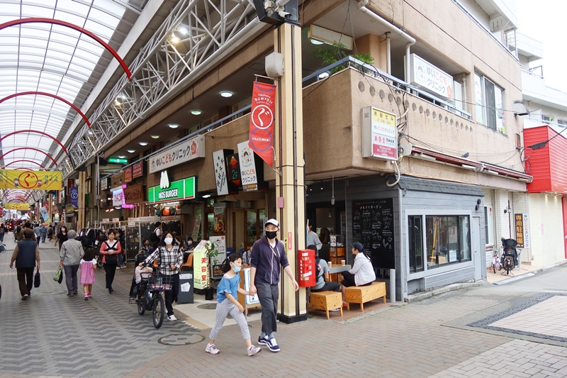 門前町弘明寺の商店街の中ほどにあるアキナイガーデン。10㎡強の小さな空間が街の雰囲気を変えつつある
