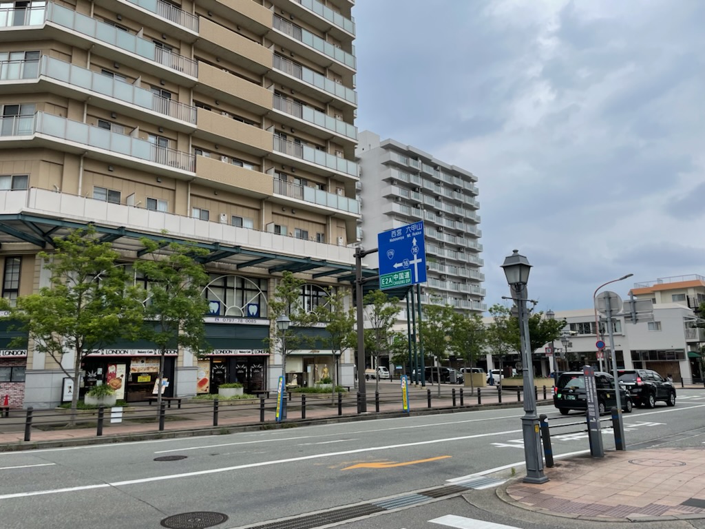 「宝塚南口」駅前には高層マンションが散見され、生活に不可欠なお店も充実。
