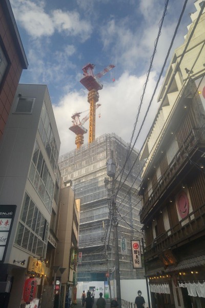 横浜駅西口方面から臨む「ザ・ヨコハマフロントタワー」。現在は建設の真っ只中で、竣工時期は2023年12月下旬、引き渡しは24年4月下旬を予定している。
