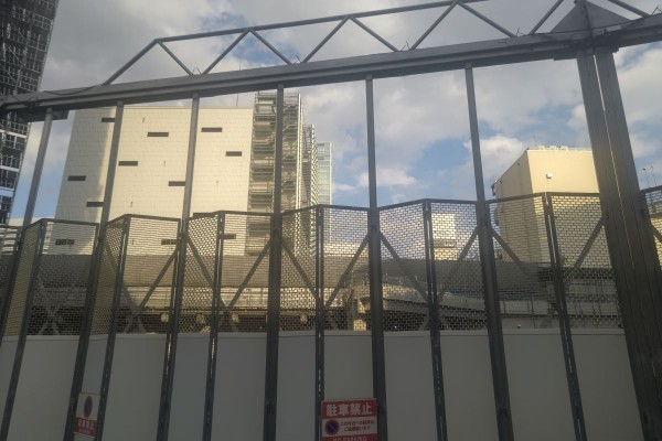 同施設は2階部分で横浜駅やJR横浜タワーと直結する予定で、おそらく画像奥に見えるのが工事中のペデストリアンデッキ。周辺は繁華街で道もそれほど広くないので、別ルートは便利だろう。