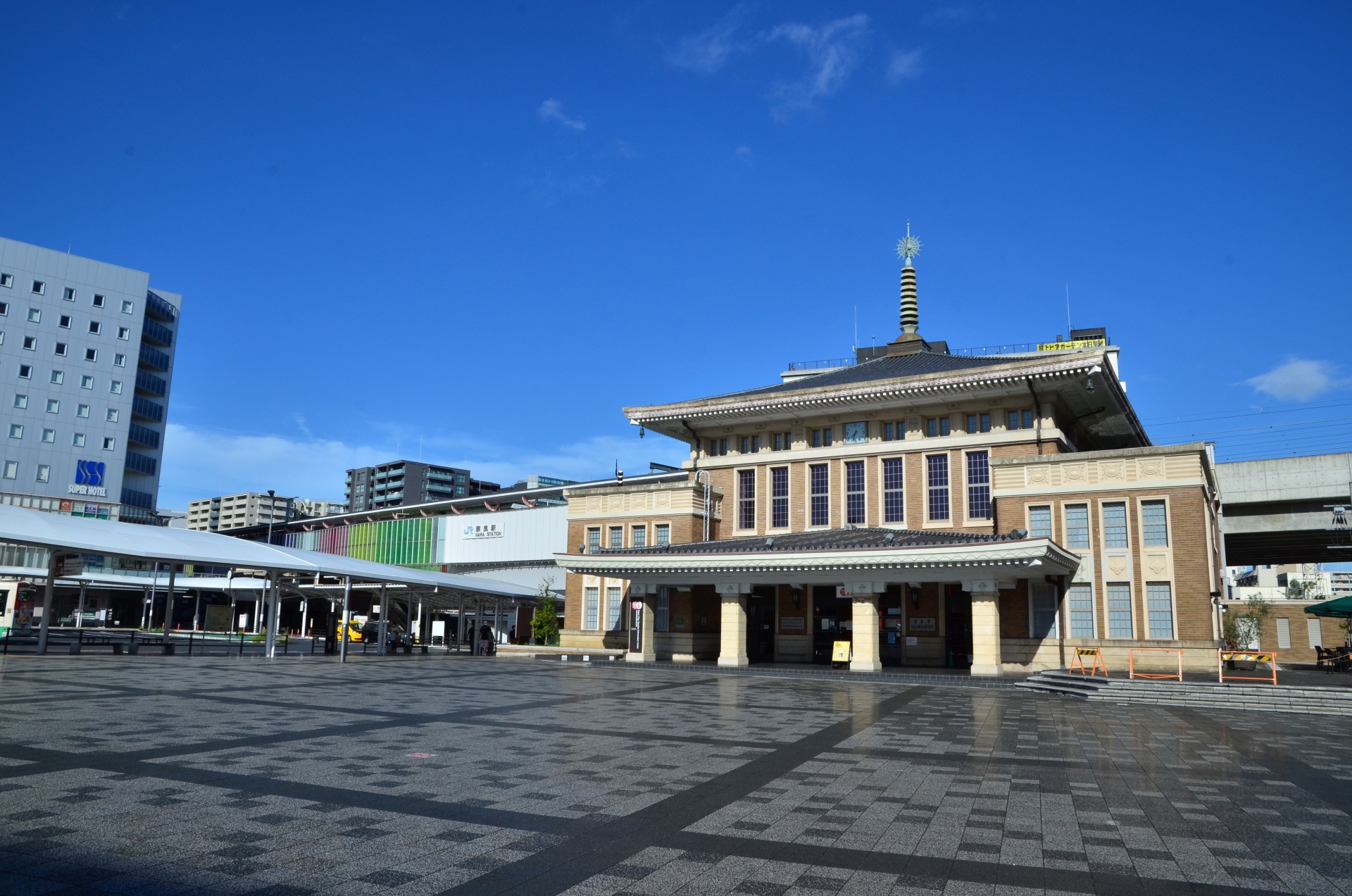 奈良の玄関口とされる、JR奈良駅。関西本線（大和路線）と桜井線（万葉まほろば線）が乗り入れている。2010年の平城遷都1300年記念事業に合わせて駅の高架事業が行われ、桜井線が高架化された。
