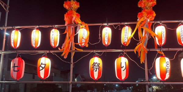 8月の七夕祭りを予告する富士見ヶ丘駅前の提灯
