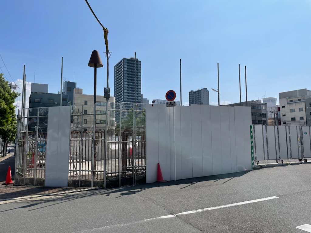 東側から撮影した「ゆうちょ銀行大阪貯金事務センター」跡地。2022年6月に解体工事は完了している。