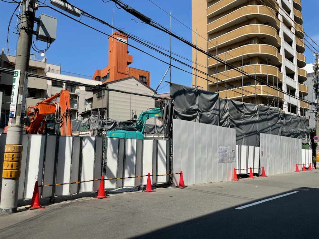 「大阪上本町」駅の北側はいくつかの解体工事が見受けられるなど、さらなる再開発が進む可能性も。