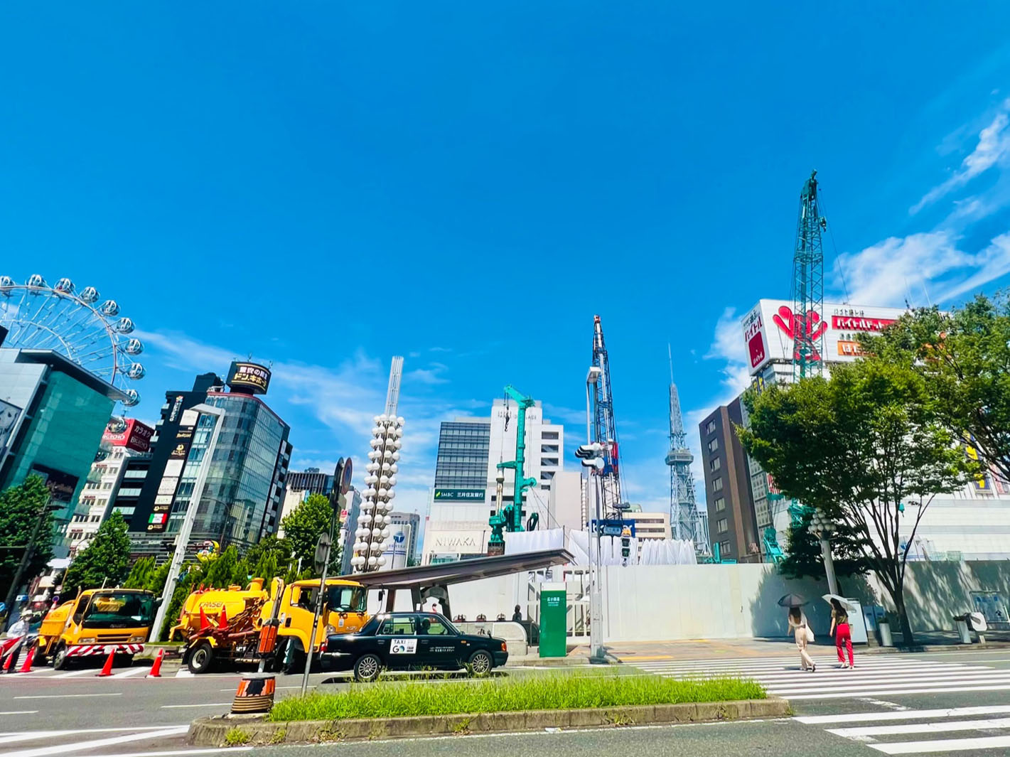 ▲これまで長年塩漬け状態で“都心の空き地”が広がっていた「栄交差点」の北東角地には、2026年夏の開業を目指し地上41階建て複合ビルの建設が進んでいる（仮称錦三丁目25番街区計画）。ヒルトンのラグジュアリーブランド『コンラッド』が東京・大阪に次いでの進出となるほか、商業施設、オフィス、シネマコンプレックスが入る予定だ