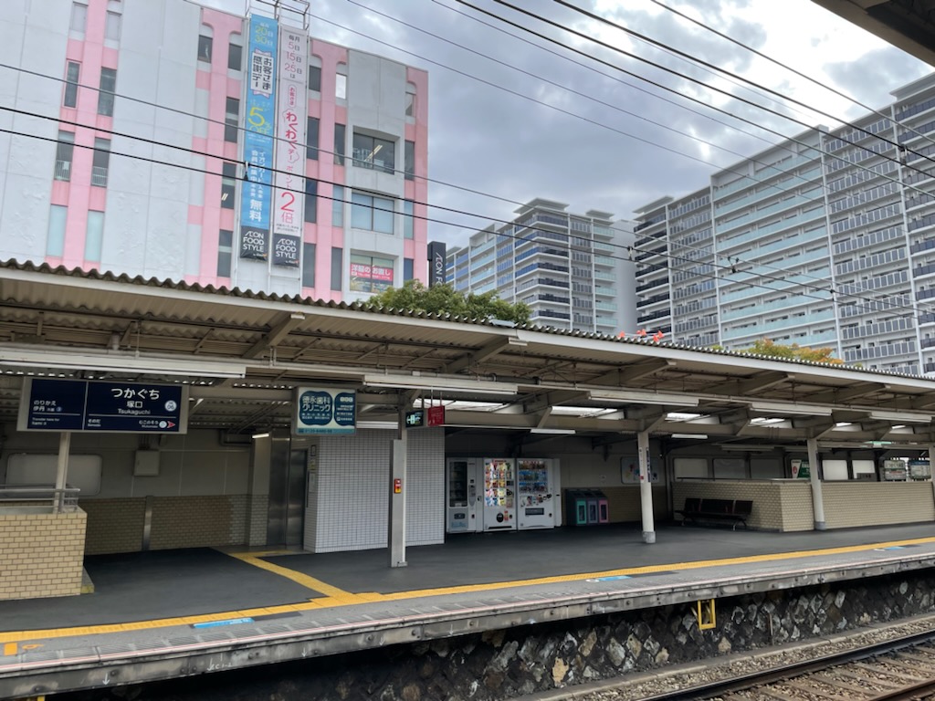 阪急「塚口」駅のホームからも「プラウド阪急塚口駅前」が望める