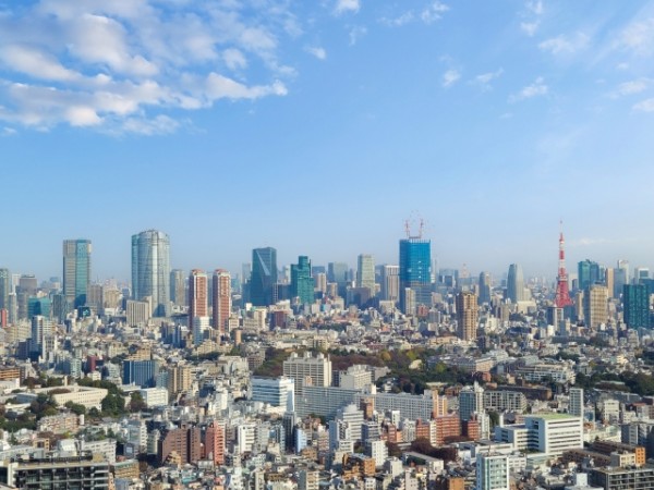 左から東京ミッドタウン、六本木ヒルズ、建築中のアマンレジデンス、東京タワー（ _yuka/写真AC)