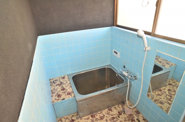 １棟目物件（浴室のモルタル壁と天井をペンキまみれになって塗装した）