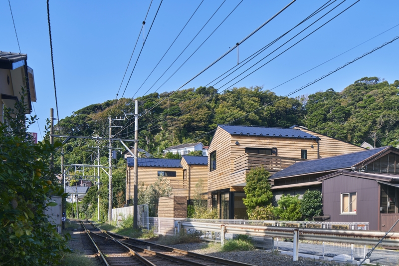 線路沿いに建つ新築物件がLANIKAI VILLAGE INAMURA　Koji Fujii / TOREAL Inc.