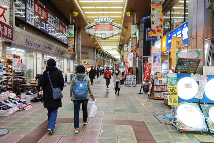 京浜東北線、東急池上線、同多摩川線が乗り入れる蒲田駅（大田区）は駅周辺に商店街、飲食店街が集まる賑やかな街。物件はその中でも繁華なアーケードに面している
