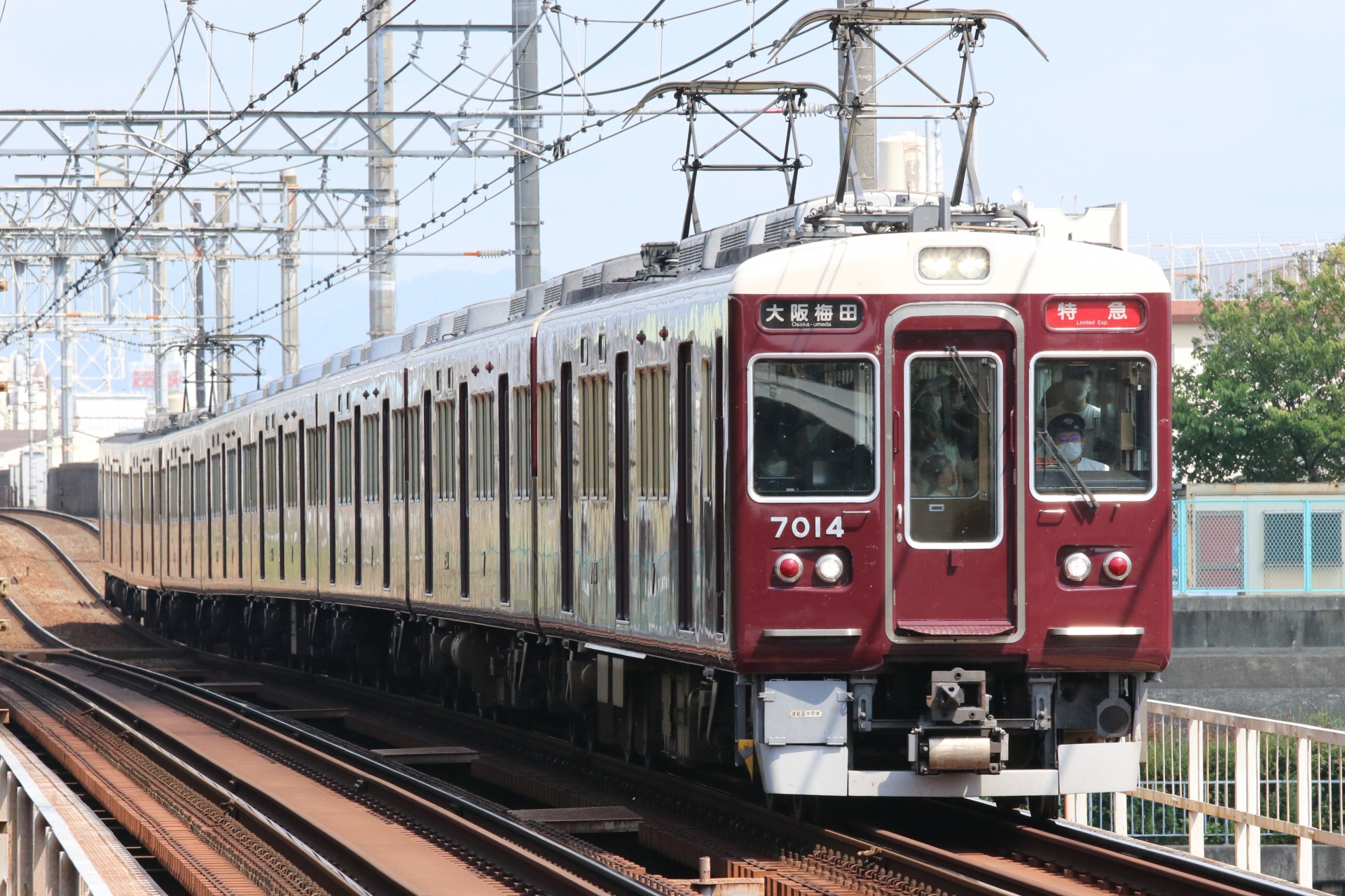 梅田と三宮を結ぶ阪急神戸線。路線距離は約32キロメートルで、その間に16駅が設置されている。JRや阪神電車よりも六甲山川を走っているのが特徴だ。