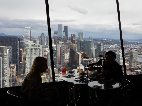 シアトルのアイコン、スペースニードルの展望カフェからは市内の高層ビル群が一望。 