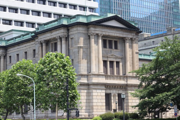 日本銀行は、米国の金利が上がれば日本のリートなどの価格が落ちるとの試算を発表した