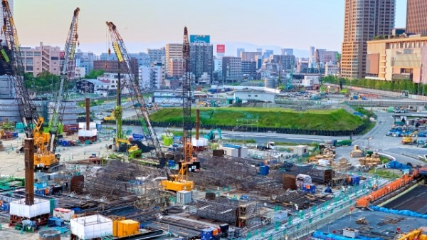 大阪駅北側エリアの建設現場。周辺の地価上昇をけん引している