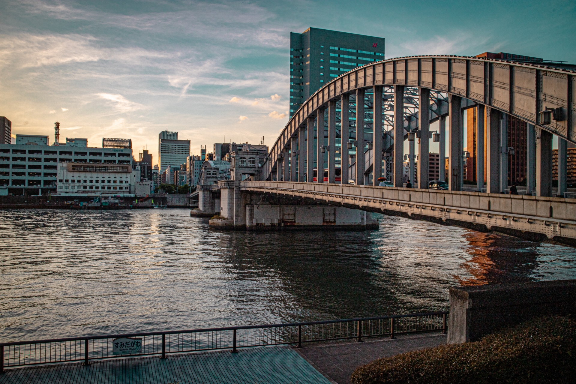 タワマンが集中する、東京のベイエリア。港区、中央区、品川区、江東区の4区には200棟以上の物件が建っている。画像は中央区勝どきの勝鬨橋。
