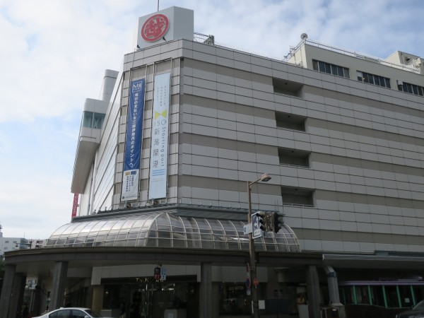 かつての新潟三越。新潟市の商業の中心地が古町から万代にシフトしたことで客足が遠のき、2020年3月22日をもって閉店した。