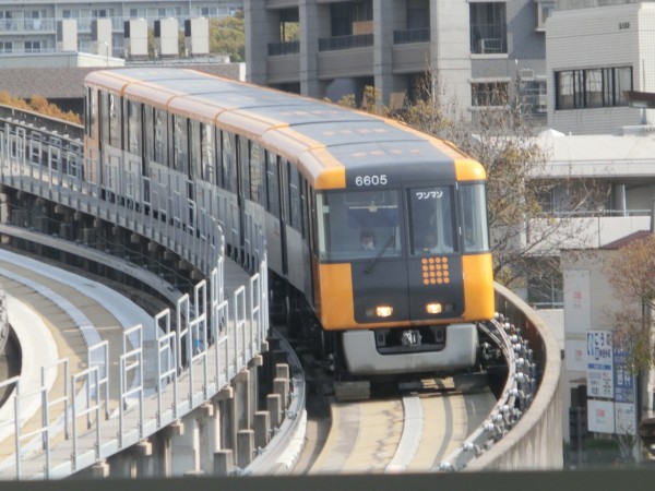 22駅を結ぶアストラムライン。日本語の「明日」に英語の「トラム（路面電車）」という意味から愛称が名付けられた。1日平均の乗降者数は約1万2000人と順調に増えている。