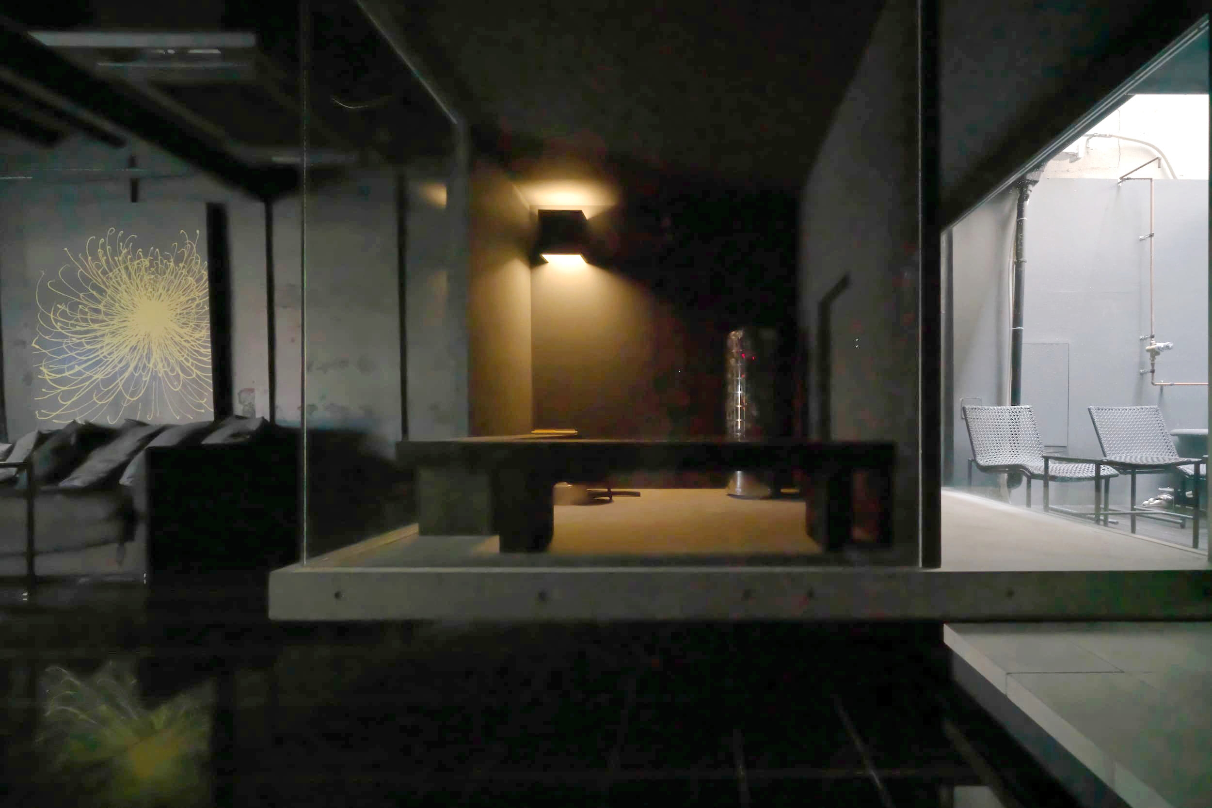 東日本橋のサウナ付き宿泊施設。かつては民泊として運営しており、ガラスの茶室のようなスペースをサウナに改修、写真右側に水風呂、外気浴スペースを設けた