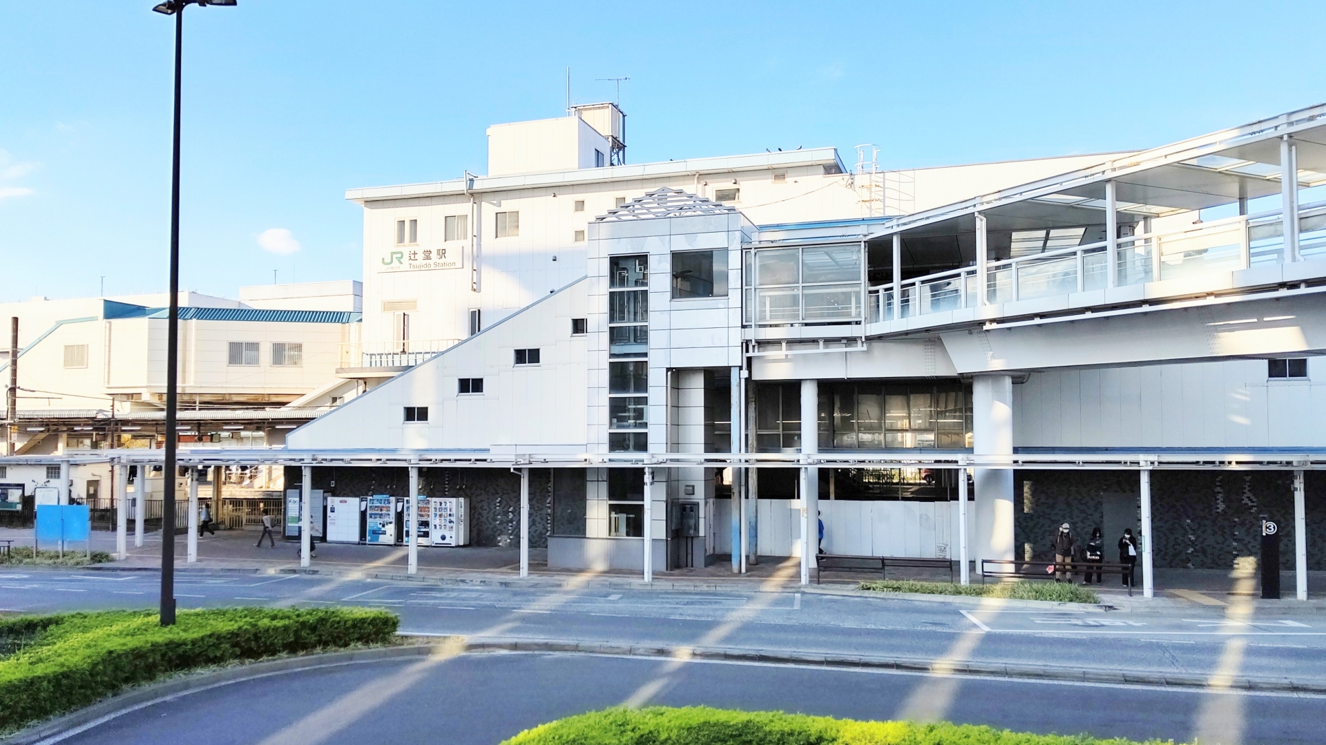 住宅・観光・産業・文教としてとして栄える藤沢市。良好な自然・住・教育環境を求める人たちの転居・移住が後を絶たない。画像はJR辻堂駅。