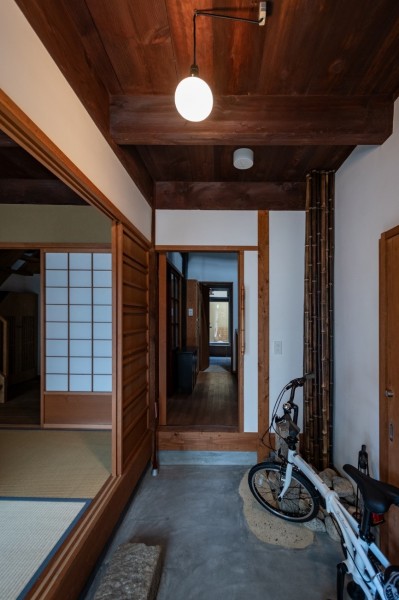 京町家らしい玄関土間と、滞在時に使える自転車