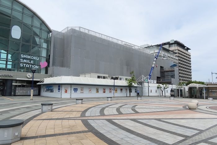 駅ビルの建築現場。高松駅は広場に面しており、その広場を囲むようにサンポート高松の建物が並ぶ
