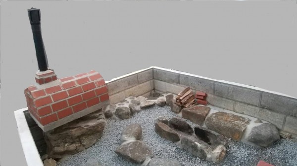 元から庭にあった石を活かしBBQ場に。レンガ造りのピザ窯も設置した