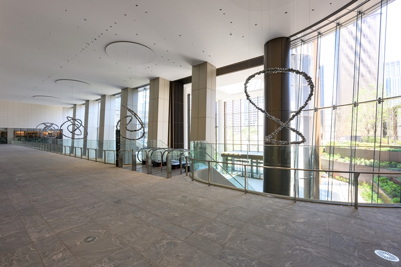 JPタワーエントランスに飾られたオラファー・エリアソン（デンマーク）の相互に繋がり合う瞬間が協和する周期　2023年　森JPタワー