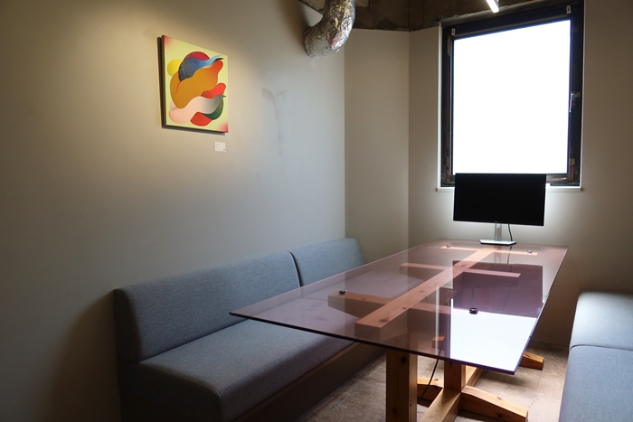 小さな会議室もあり、壁の絵が印象的だった。シンプルな空間をかっこよく見せるためにはこういう小物の使い方も大事