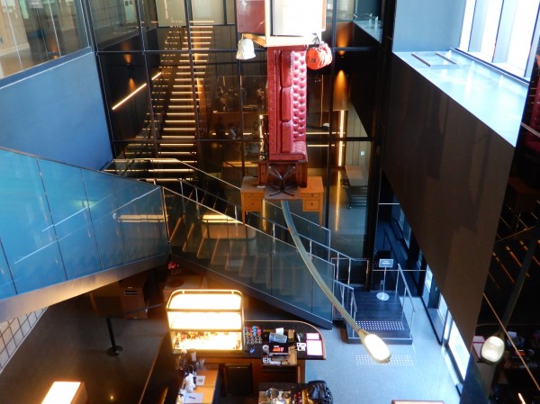 JAM17の西野達氏の作品には、実際の区役所のスチール棚、ホストクラブのソファ、街灯などが使われている。 