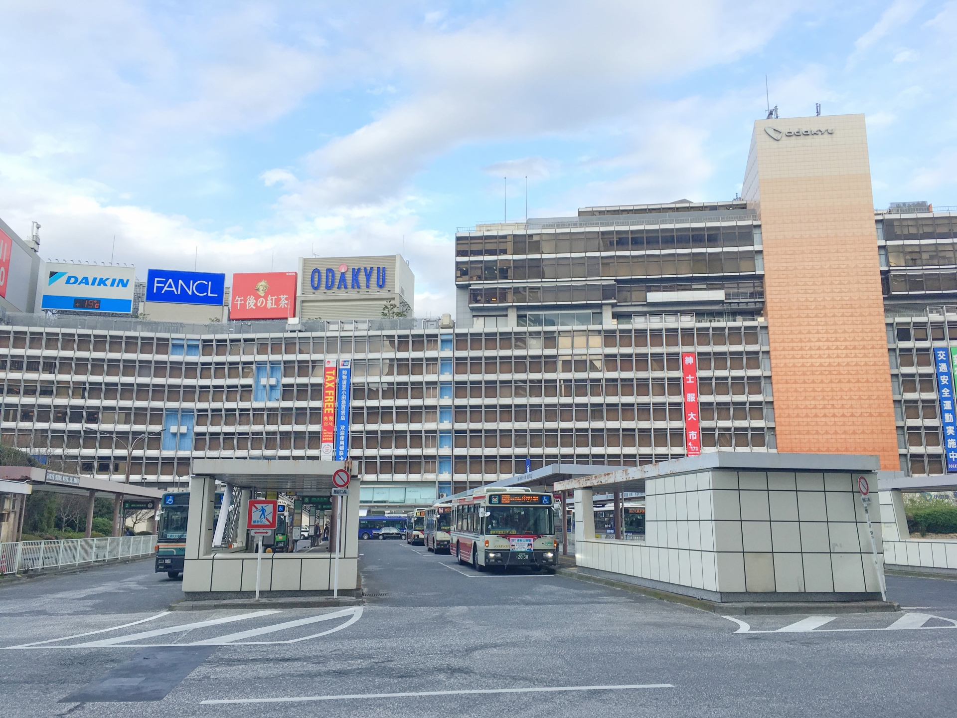 複数の鉄道路線が乗り入れる新宿駅。東口には日本最大の繁華街・歓楽街の新宿歌舞伎町、西口には超高層ビルが林立するオフィス街が広がっている。画像は新宿駅西口。