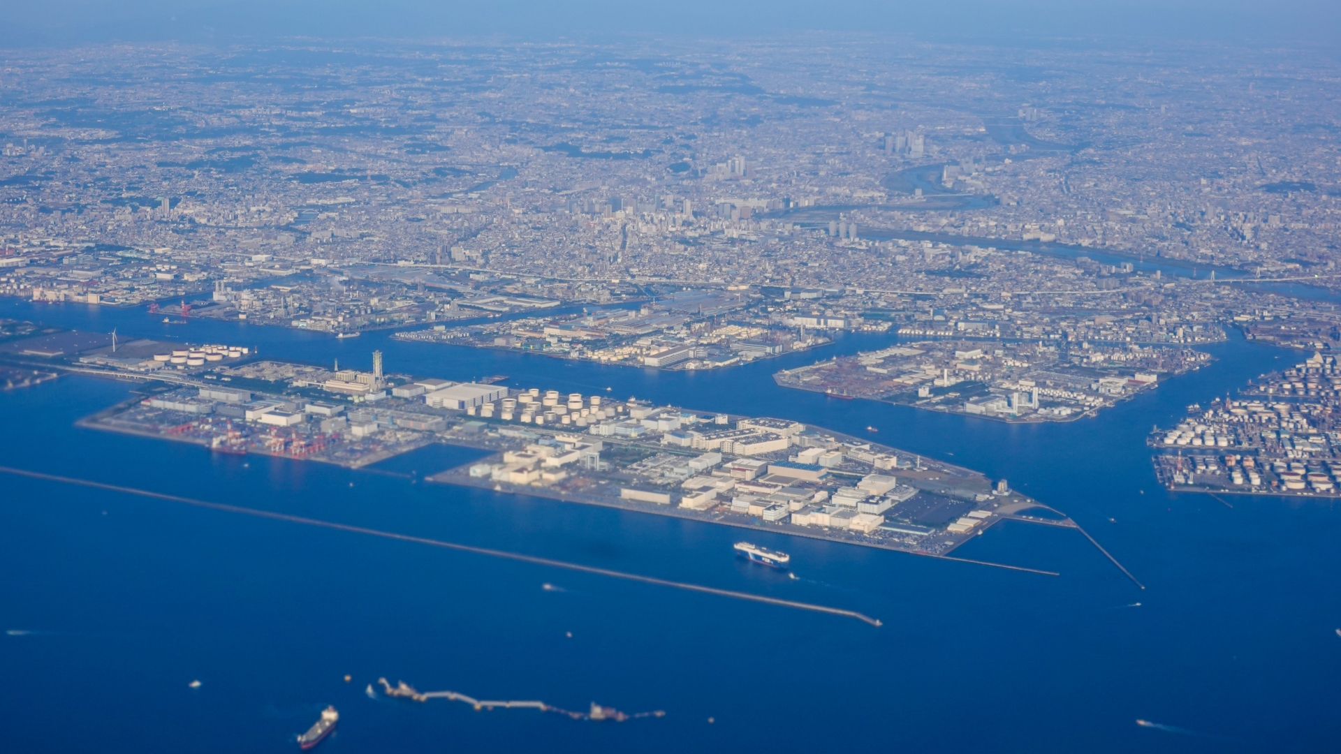川崎区は川崎市の最も東側に位置。北は多摩川と東京都大田区、南は神奈川県横浜市鶴見区に隣接している。交通の便が良く商業・産業が集積しているエリアだ。画像は京浜工業地帯の様子。