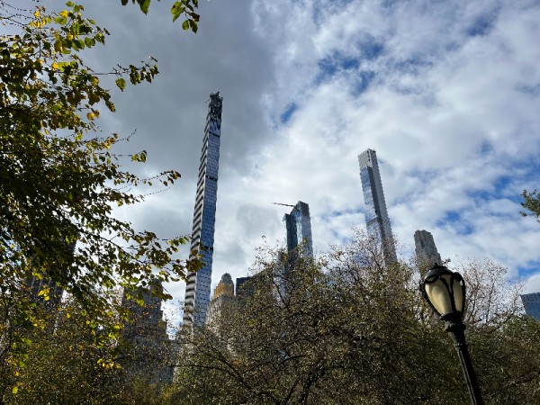 セントラルパークから見たビリオネアズ・ロウの超高層ビルの列（筆者撮影）