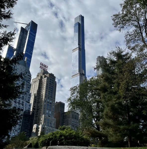 住宅用ビルとしては世界一の高さを誇る「センタラルパーク・タワー」（セントラルパークより筆者撮影）