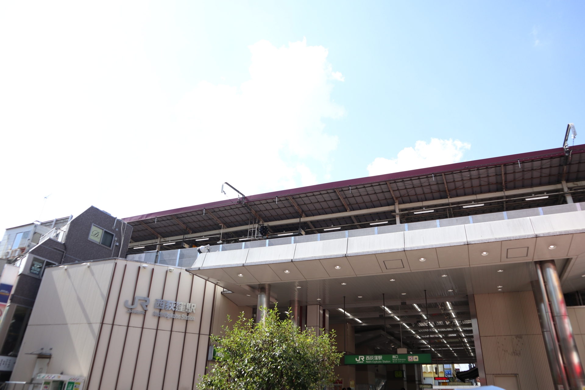 中央線快速（平日ダイヤのみ）、中央・総武線各駅停車が停車する西荻窪駅。2022年度の1日平均乗車数は約4万人で、JR東日本全体では100位。