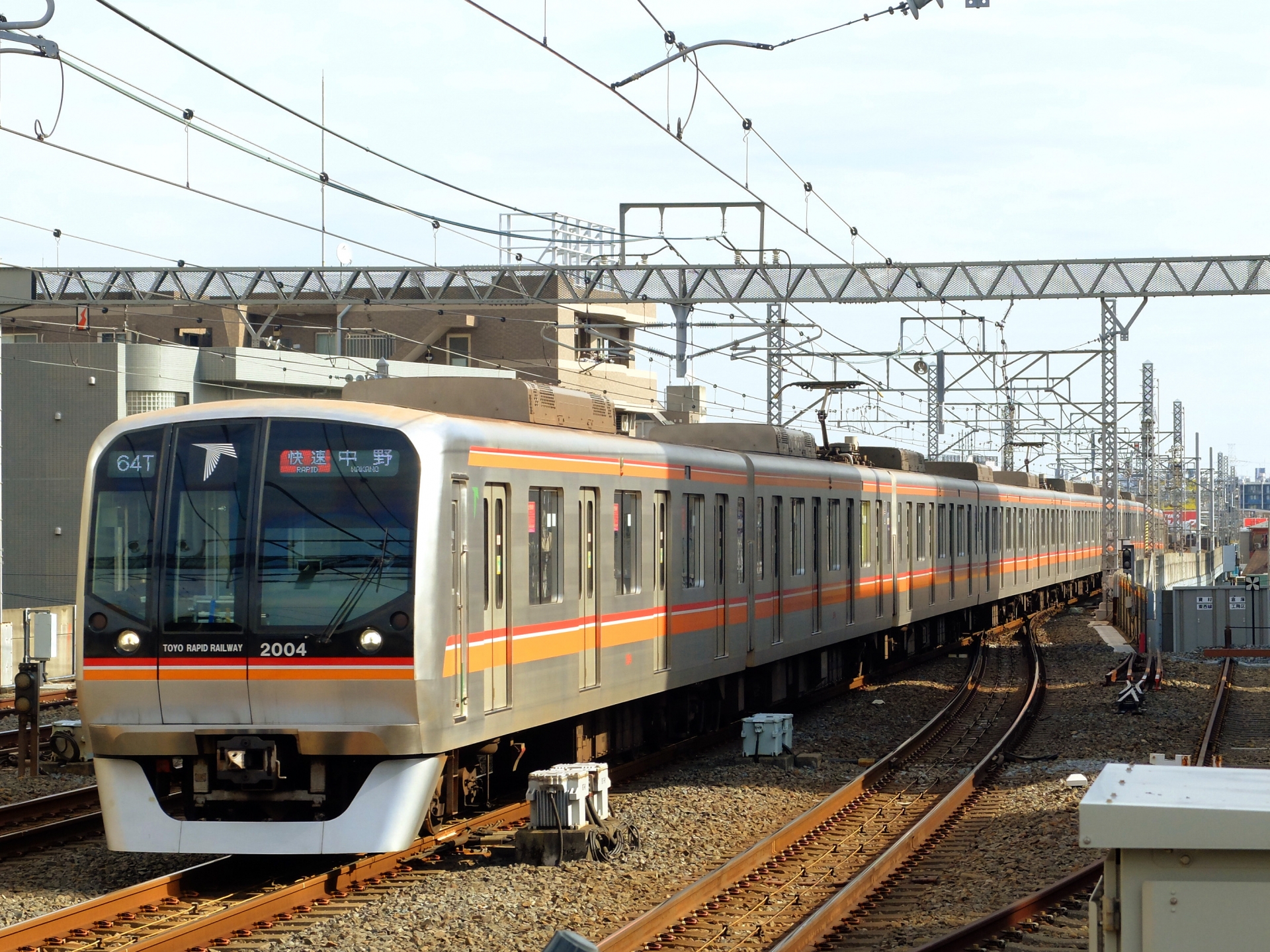 全線のうち37％は地下トンネル、59％は高架を走る。東京メトロ東西線との相互直通運転も行う。毎日の利用者はおよそ14万人とされる。画像は東葉高速線の車両。
