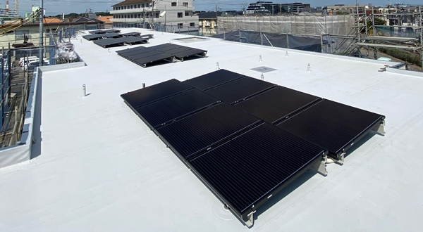 屋上のソーラーパネル。遮るものがない場所なので、効率的に発電してくれるだろう