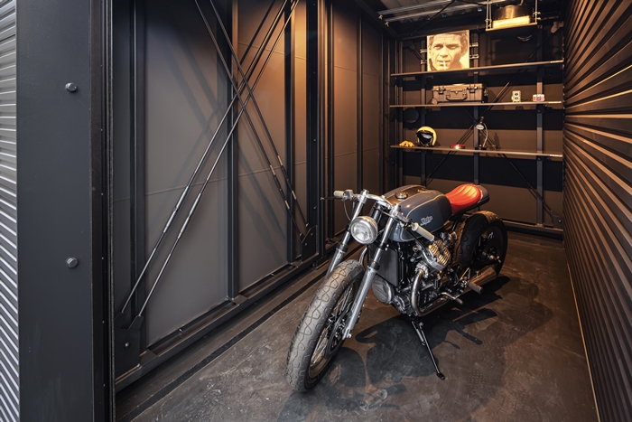 バイクガレージ内部。奥には収納用に棚もあり、工具その他を置いておける