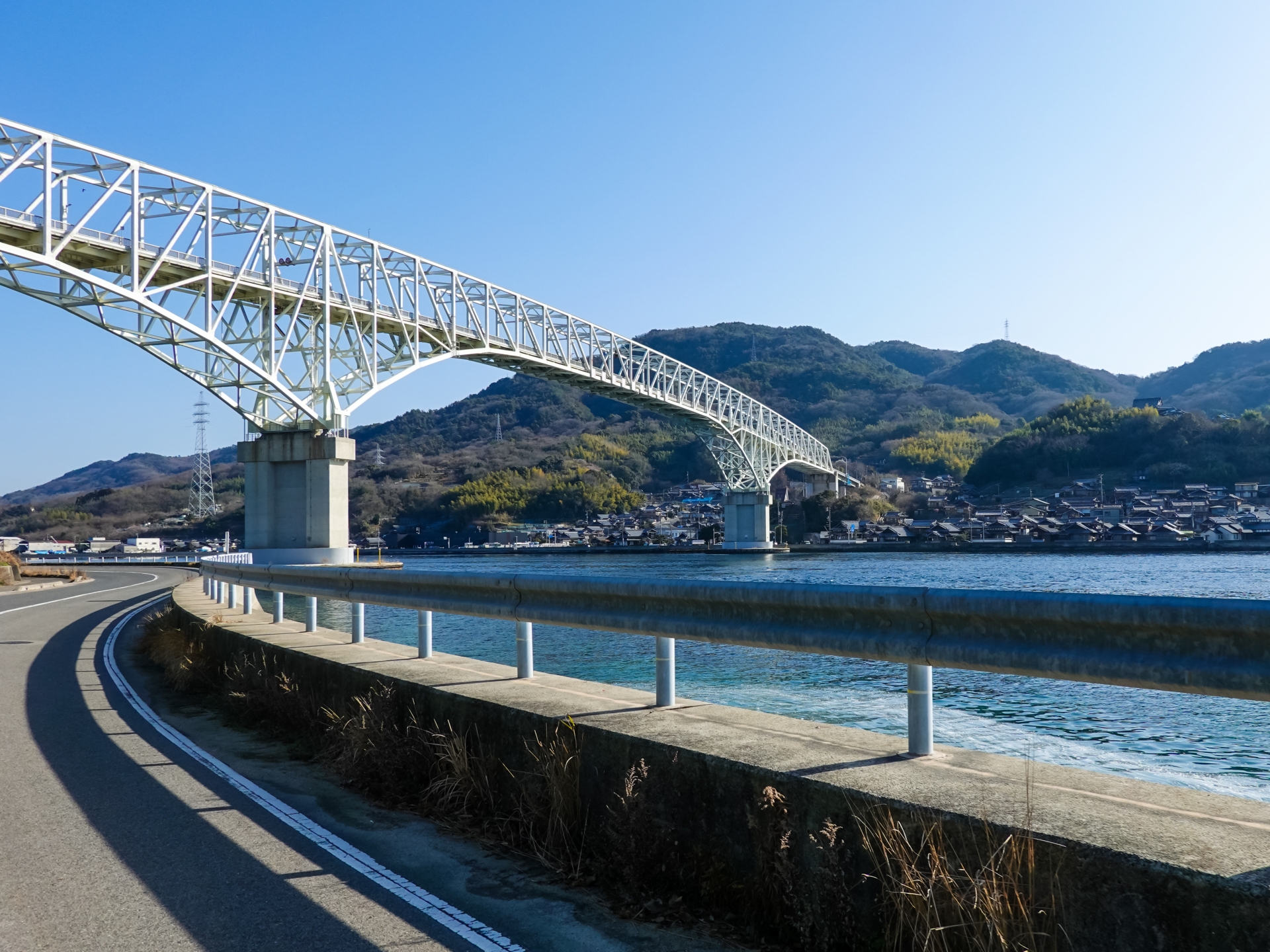 2004年に安芸郡江田島町や佐伯郡能美町などが合併して誕生した江田島市。広島港から航路で約30分の距離にあり、観光スポットやアクティビティを楽しめる。画像は江田島と呉を結ぶ早瀬大橋。