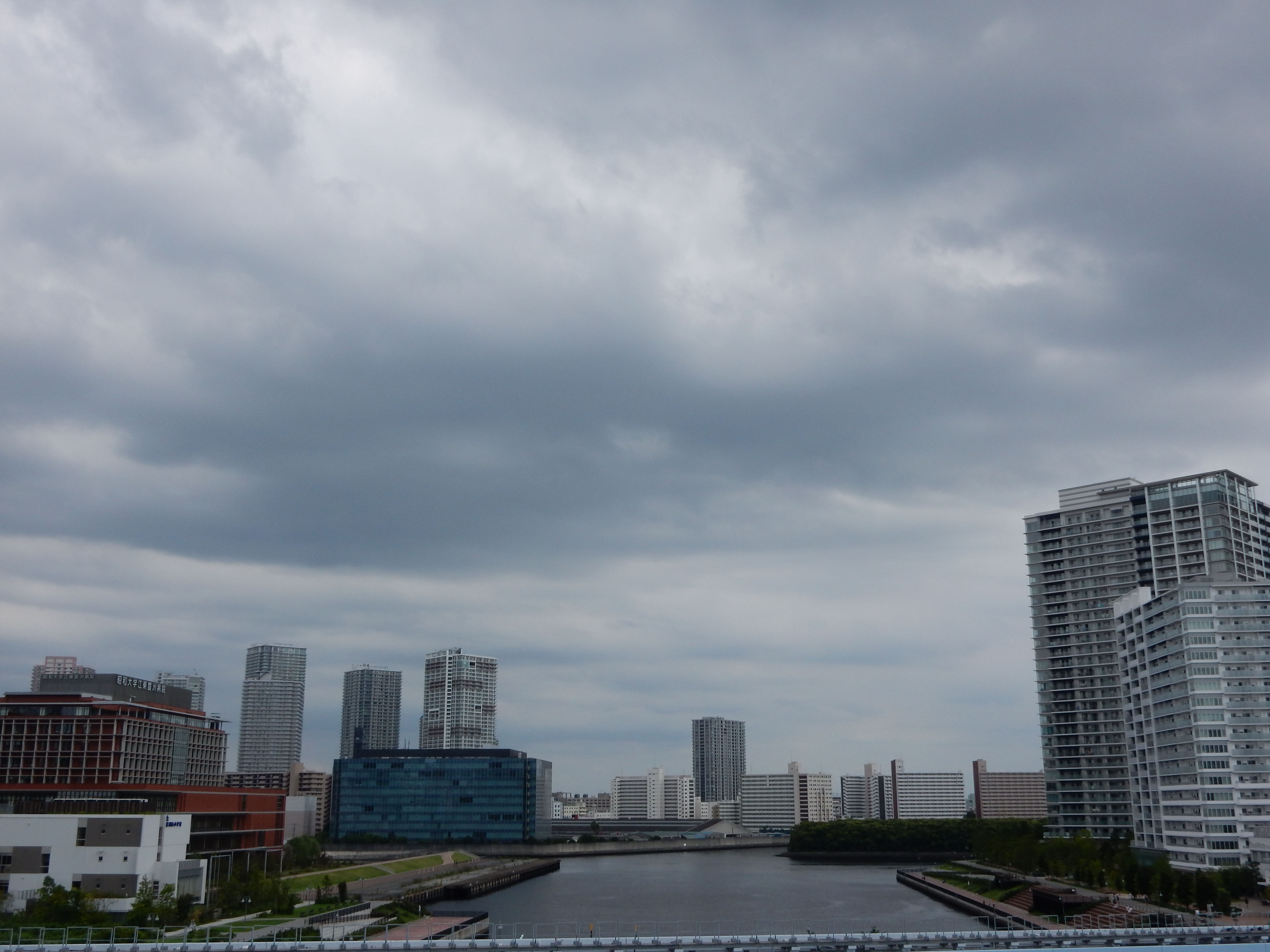 東京湾岸マンション風景